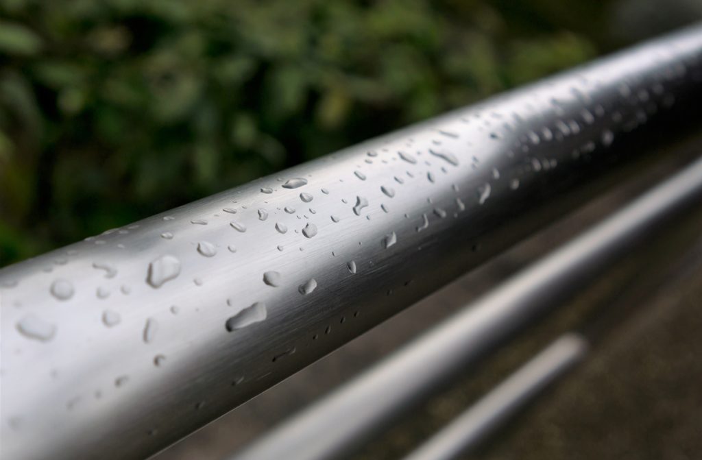 Gouttelettes d'eau sur une rampe en inox