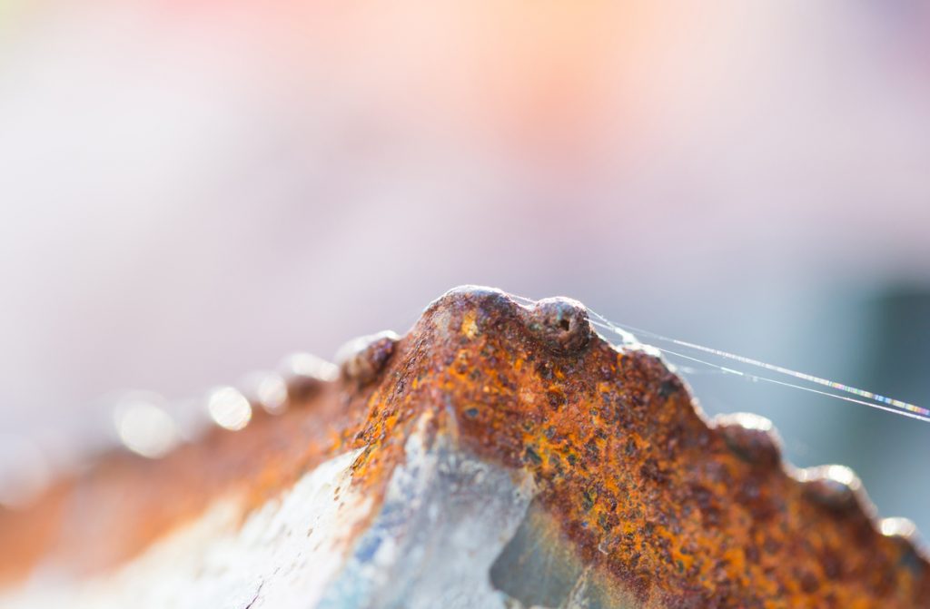 Rouille rouge sur le bord d'un outil en acier