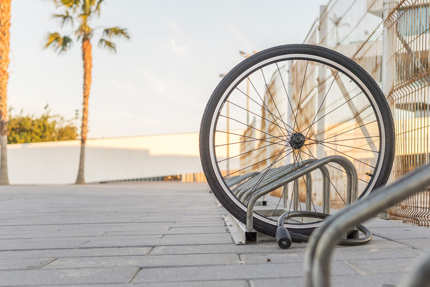 Roue de vélo laissée après le vol du vélo