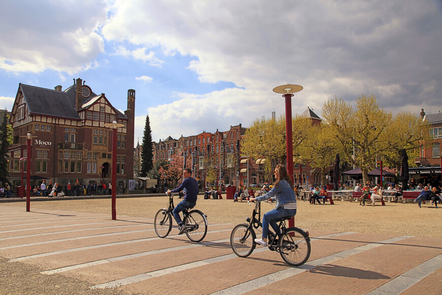 Man and woman on bicycles reveals Amsterdam’s bike culture in historical center